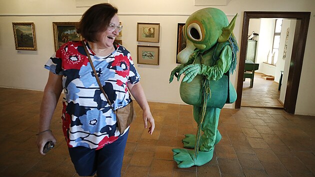 Dotek alespoň malého strachu byl přítomen i přímo na vernisáži části novoměstské výstavy v Horáckém muzeu, kdy návštěvníky úspěšně strašila nečekaně mrštně se pohybující figurína zlomyslného zeleného hejkala. I když nakonec se leknutí měnilo v úsměvy...