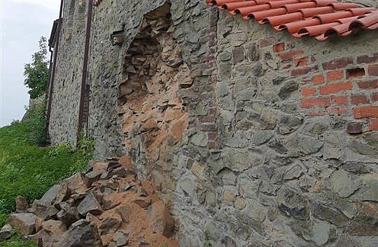 Aktuální pohled na hradby hradu Hnvín.