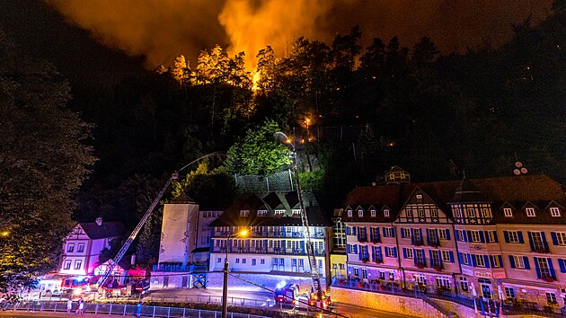 Hensko bylo v noci na ter z 90 procent evakuovno. Stejn jako obec Mezn. (26. ervence 2022)
