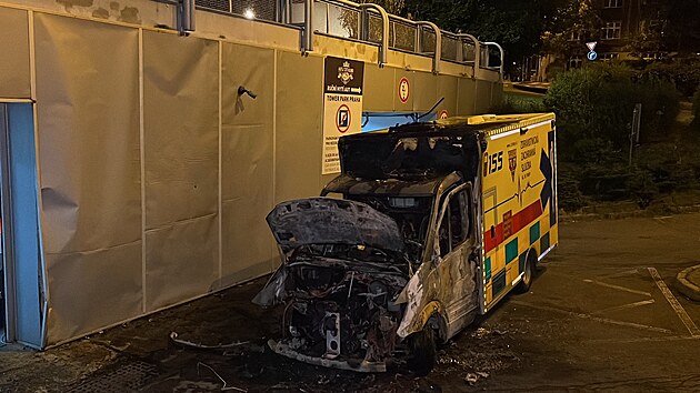 V Praze u Žižkovské věže hasiči zasahovali u hořící sanitky. (29. července)