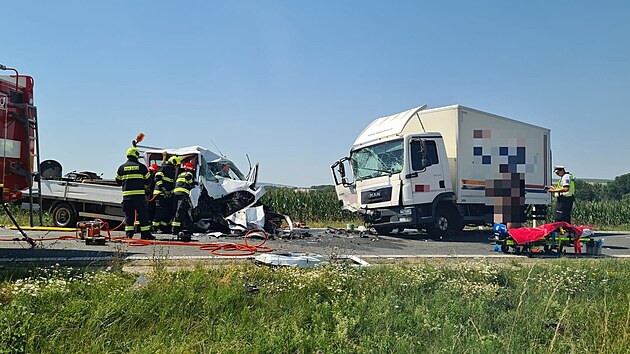 Vn nehoda dvou dodvek a dvou kamion zablokovala hlavn silnici I/50 nedaleko Uherskho Brodu.