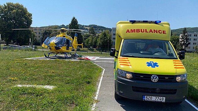 Vn nehoda dvou dodvek a dvou kamion zablokovala hlavn silnici I/50 nedaleko Uherskho Brodu. Jednoho ze zrannch musel do nemocnice transportovat vrtulnk.