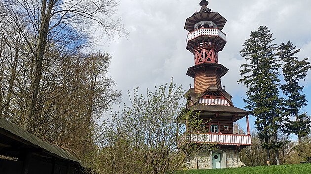 Rozhledna navr�en� podle skici Du�ana Jurkovi�e v Ro�nov� pod Radho�t�m