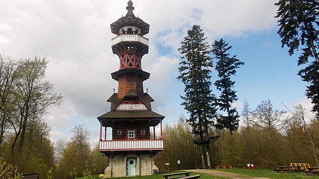 Rozhledna navr�en� podle skici Du�ana Jurkovi�e v Ro�nov� pod Radho�t�m