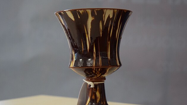 Keramický pohárek, který představuje krásnou ukázku rajnochovické keramiky, má ve svých sbírkách holešovské muzeum.