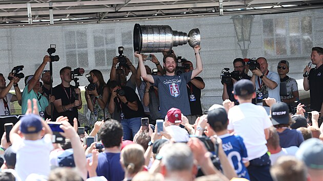 Pavel Francouz se usm�v� se Stanley Cupem v ruk�ch na p�diu p�ed fanou�ky v Plzni.