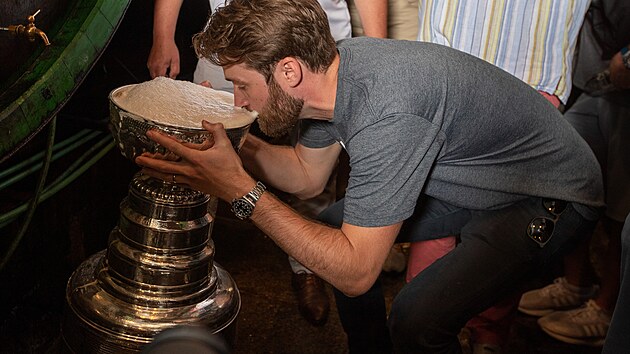 Pavel Francouz popíjí ze Stanley Cupu načepované pivo.