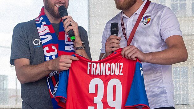 Pavel Francouz dostal p�i setk�n� s fanou�ky od brank��e Viktorie Plze� Jind�icha Sta�ka fotbalov� dres.