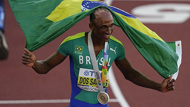 Brazilsk pekk Alison Dos Santos se raduje z vtzstv ve finle zvodu na 400 metr na atletickm mistrovstv svta v Eugene.