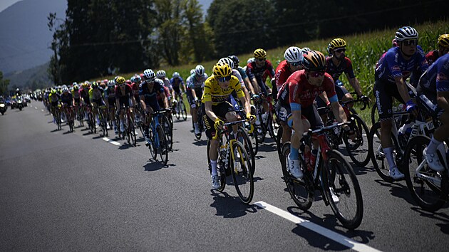 Peloton v 18. etap Tour de France, ve lutm dresu ldr celkovho poad Jonas Vingegaard