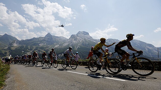 Hlavn� skupina favorit� b�hem 18. etapy Tour de France, ve �lut�m trikotu jede l�dr celkov� klasifikace Jonas Vingegaard, hned za n�m je Tadej Poga�ar.