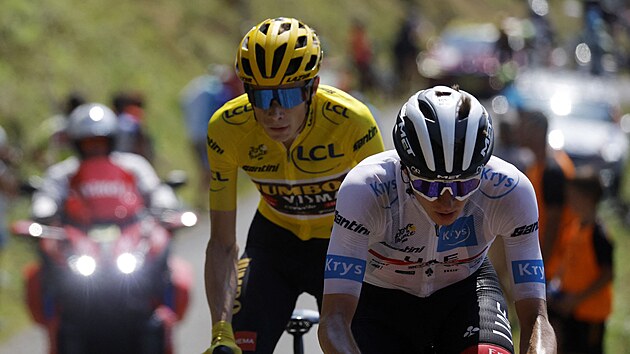 Slovinsk cyklista Tadej Pogaar to na ldra celkov klasifikace Jonase Vingegaarda z Dnska (ve lutm) bhem 18. etapy Tour de France.