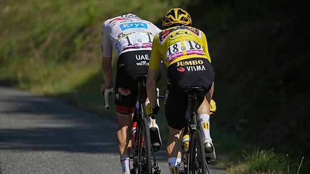 Po pdu zrann slovinsk cyklista Tadej Pogaar jede ped ldrem celkov klasifikace Jonasem Vingegaardem z Dnska v 18. etap Tour de France.
