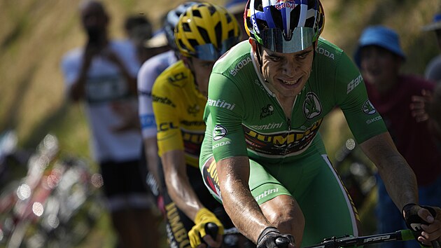 Ldr bodovac soute Wout van Aert v 18. etap Tour de France ve stoupn na Hautacam za sebou thne tmovho kolegu a ldra celkov klasifikace Jonase Vingegaarda s jeho hlavnm soupeem Tadejem Pogaarem.