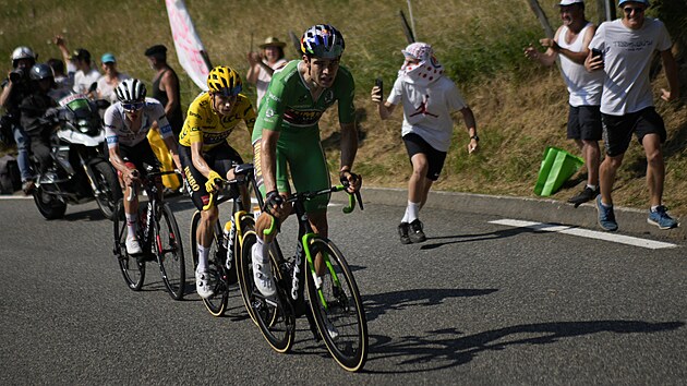 Ldr bodovac soute Wout van Aert v 18. etap Tour de France ve stoupn na Hautacam za sebou thne tmovho kolegu a ldra celkov klasifikace Jonase Vingegaarda s jeho hlavnm soupeem Tadejem Pogaarem.