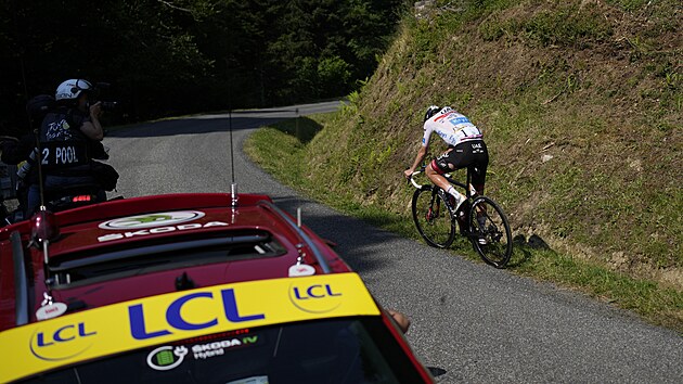 Slovinsk cyklista Tadej Pogaar v 18. etap Tour de France po pdu znovu used...