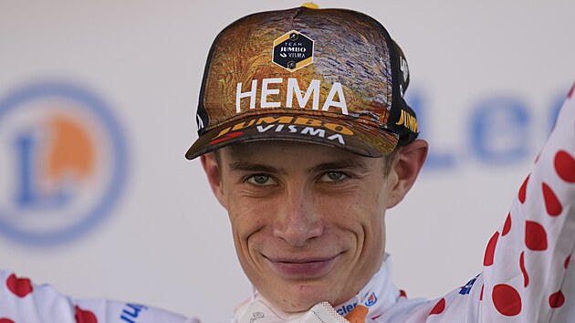 D�nsk� cyklista Jonas Vingegaard na p�diu v punt�kat�m dresu jako�to nov� l�dr...