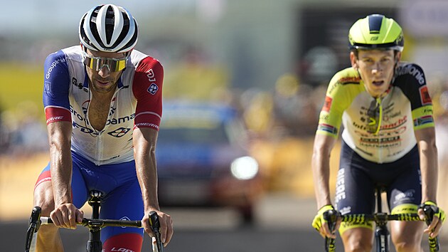 Zklaman francouzsk cyklista Thibaut Pinot (FDJ) v cli 18. etapy Tour de France vedle jihoafrickho jezdce Louise Meintjese (IntermachWanty)