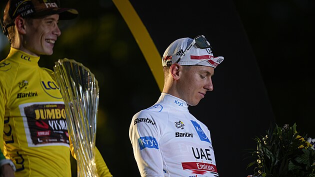 Slovinský cyklista Tadej Pogačar na pódiu v bílém dresu pro nejlepšího mladého jezdce do 25 let vedle celkového vítěze Jonase Vingegaarda z Dánska.