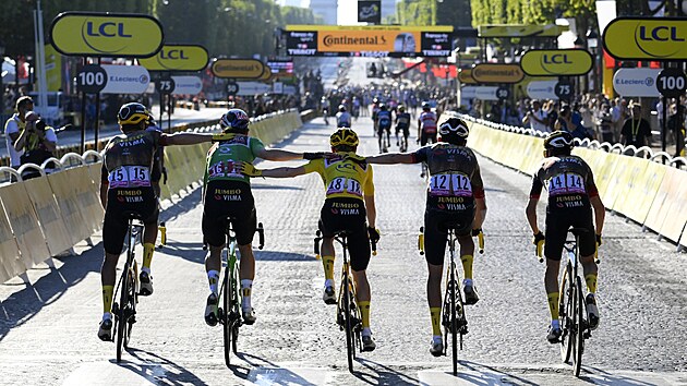 Tým Jumbo Visma slaví celkové vítězství ve 109. ročníku Tour de France.