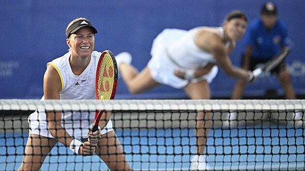 esk tenistka Andrea Sestini Hlavkov (vlevo) hldkuje na sti po servisu sv paraky Lucie Hradeck na turnaji Livesport Prague Open.