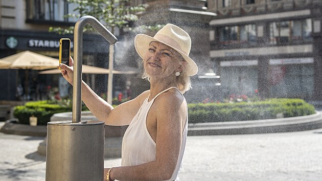 Mlžítka jsou jedním z důležitých prvků pomáhající obyvatelům hlavního města zvládat horké letní dny. Praha - Jungmannovo náměstí.