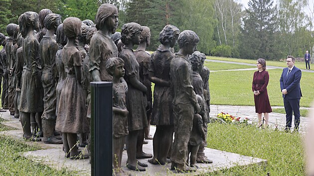 Ministi zahraninch vc R a Nmecka Jan Lipavsk a Annalena Baerbockov navtvili Lidice na Kladensku, kde uctili pamtku obt vyplen obce v roce 1942 a setkali se s peivmi (26. ervence 2022(
