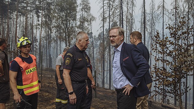 Lesn por v Nrodnm parku esk vcarsko. Por likviduje na 410 hasi, tyi vrtulnky a dv letadla. Na snmku Petr Fiala a Vt Rakuan. (26. ervence 2022)