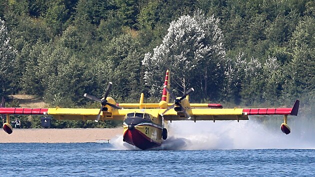 Hasicí letadla Canadair CL-415 nabírají vodu pro hašení požáru v Národním parku České Švýcarsko. (28. července 2022)