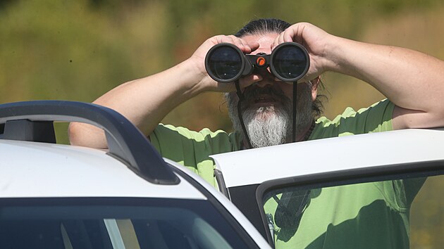 Lid� pozoruj� hasic� letadla Canadair CL-415, stroje v jeze�e Milada nab�raj� vodu pro ha�en� po��ru v N�rodn�m parku �esk� �v�carsko. (28. �ervence 2022)