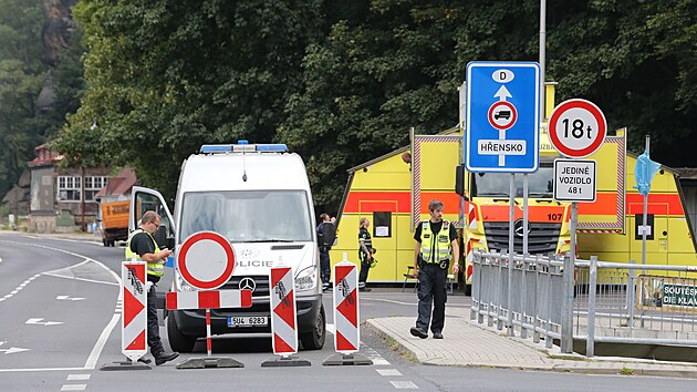 Po��r v N�rodn�m parku �esk� �v�carsko. Z�chran��sk� modul pro hromadn� ne�t�st� Golem, kter� slou�� jako technick� podpora a z�zem�. (29. �ervence 2022)