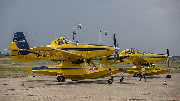 �v�dsk� pomoc p�i ha�en� po��ru v �esk�m �v��arsku v podob� letadel AIR Tractor p�ist�la na leti�ti Aero Vodochody. (29. �ervence 2022)