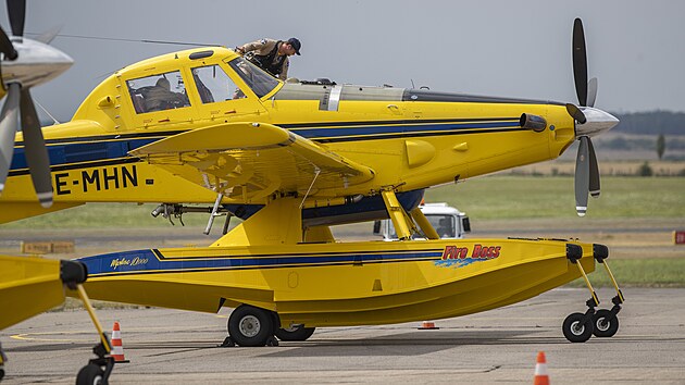 �v�dsk� pomoc p�i ha�en� po��ru v �esk�m �v��arsku v podob� letadel AIR Tractor p�ist�la na leti�ti Aero Vodochody. (29. �ervence 2022)