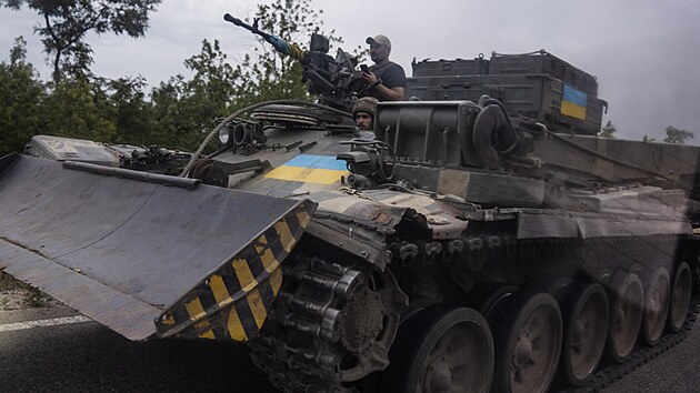 Ukrajinští vojáci v tanku (10. června 2022)