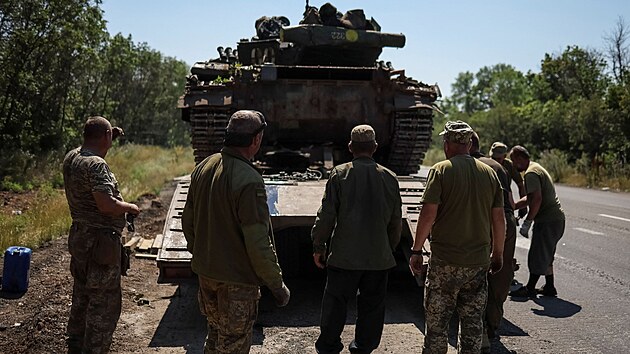 Ukrajint mechanici nakldaj rozbit tank. (17. ervence 2022)