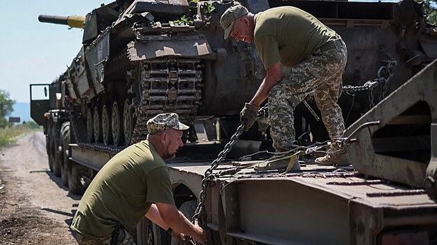 Ukrajint mechanici nakldaj rozbit tank. (17. ervence 2022)