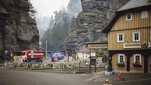 Hasiči bojují s požárem v Národním parku České Švýcarsko bojují třetí den v řadě. (26. července 2022)