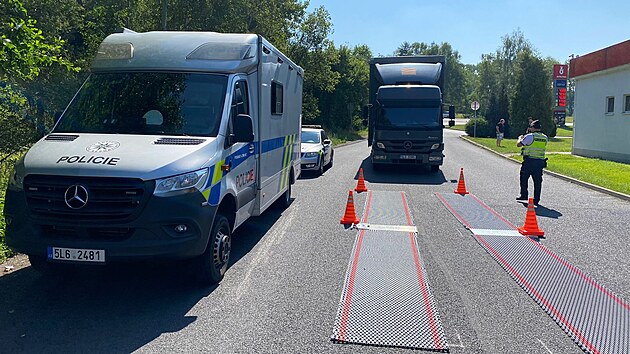 Policist v rmci celoevropsk akce kontroluj autobusy a kamiony po celm zem eska. Zkontrolovali tak nkladn vz, kter byl peten o 1,5 tuny. (22. ervence 2022)