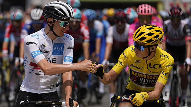 Tadej Pogaar (vlevo) se zdrav s Jonasem Vingegaardem na startu 17. etapy Tour de France