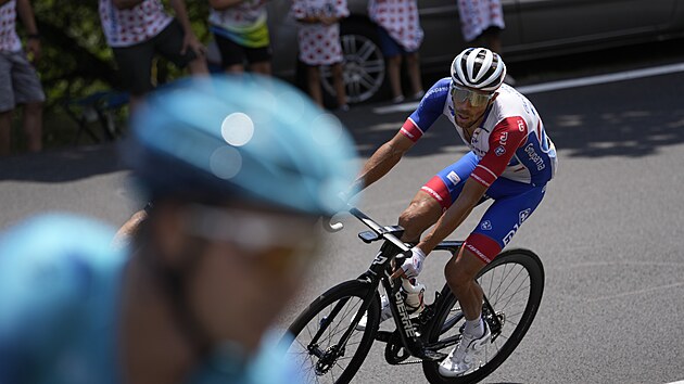 Thibaut Pinot ve stoupn na Col d'Aspin bhem 17. etapy Tour de France
