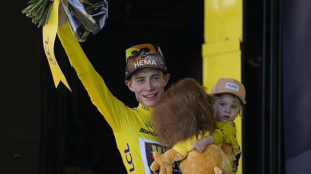 VTZ SE SVOU RATOLEST. Jonas Vingegaard ve 20. etap Tour potvrdil celkov vtzstv a na pdium dorazil i se svou dcerou.