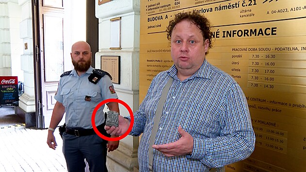 Tom Pikryl s dlaebn kostkou u Mstskho soudu v Praze (erven 2022)
