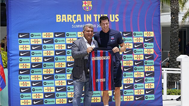 ��f Barcelony Joan Laporta a �to�n�k Robert Lewandowski.