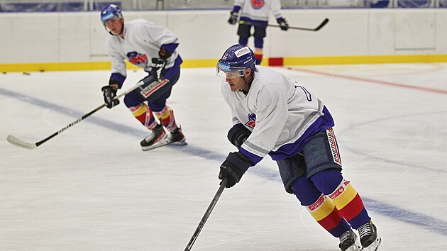 Hokejisté českobudějovického Motoru v pondělí začali s přípravou na novou sezonu na ledě. Na snímku v popředí je Lukáš Pech.