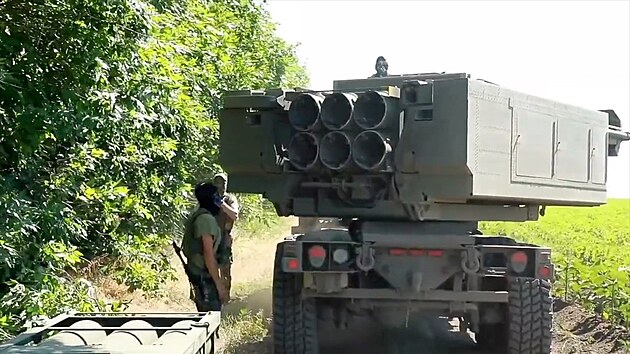 Ukrajinští vojáci používají americké salvové raketomety HIMARS. (5. července 2022)