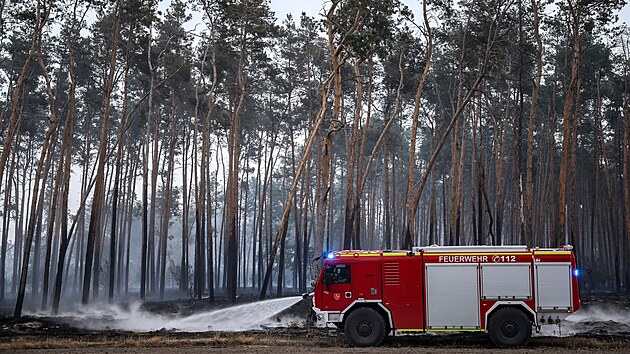 Němečtí hasiči bojují s rozsáhlým požárem v Braniborsku. (26. července 2022)