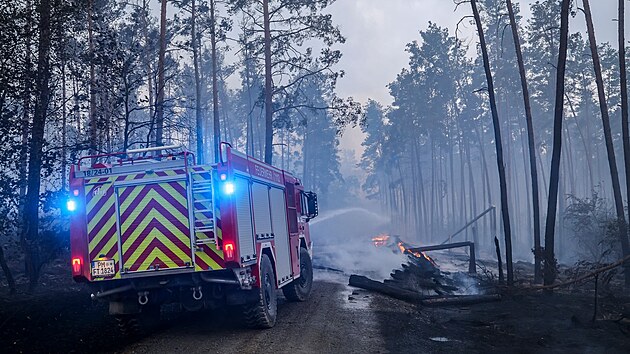 Němečtí hasiči bojují s rozsáhlým požárem v Braniborsku. (26. července 2022)