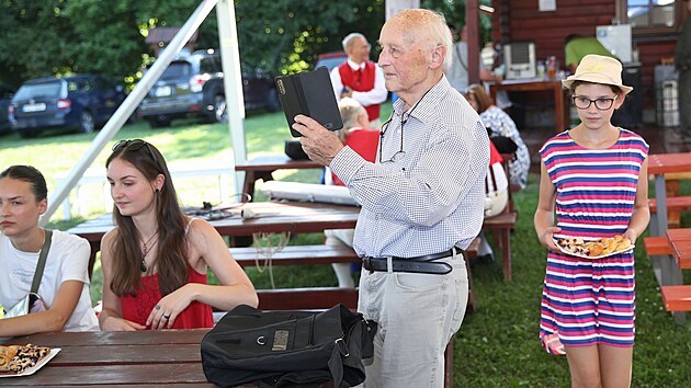 Helmut Lobpreis (85 let) přijel svým potomkům ukázat rodné Hrabětice na Novojičínsku.