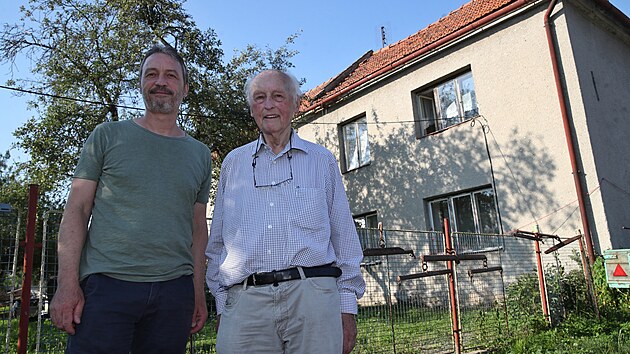 Helmut Lobpreis (85 let) se svm synem Rainerem ped rodnm domem v Hrabticch na Novojinsku.