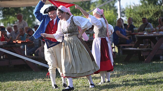 Soubor lidových písní a tanců Javorník Nový Jičín předvedl staré a polozapomenuté kravařské německé tance.
